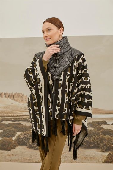 Жіноче стьобане пончо кольору хакі з леопардовим принтом - фото 5