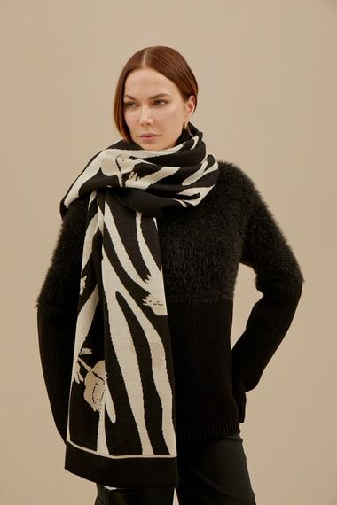 Жіноча чорна хустка з малюнком зебри - фото 1