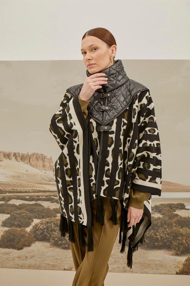 Жіноче стьобане пончо кольору хакі з леопардовим принтом - фото 4