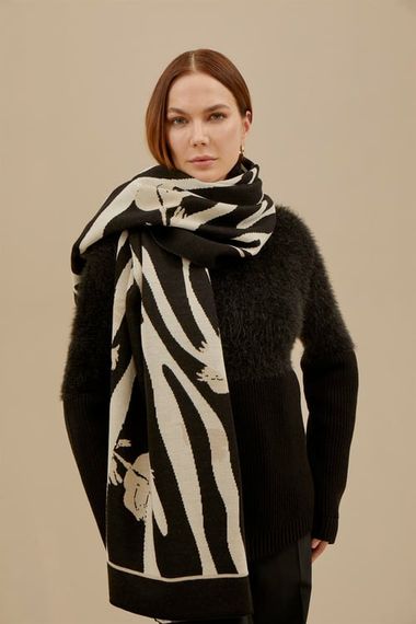 Жіноча чорна хустка з малюнком зебри - фото 3