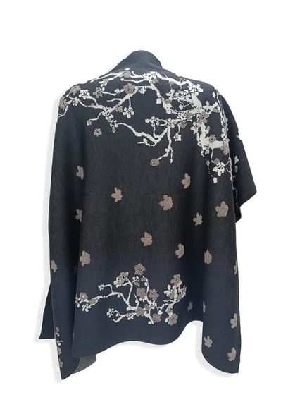 Women's Black Embossed Flower Pattern Shoulder Shawl