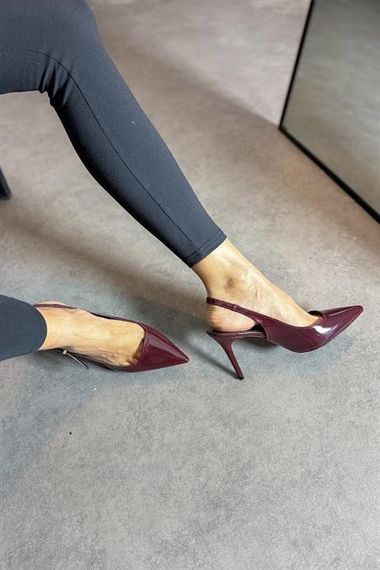 حذاء بكعب نسائي من Mercar Burgundy مصنوع من الجلد اللامع ومزين بإبزيم ذهبي - صورة 3