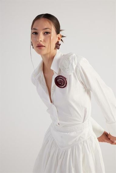 Майка Markano Madison белая с аксессуарами в виде роз и ватками, элегантная и удобная, подходит для любого случая - фото 2