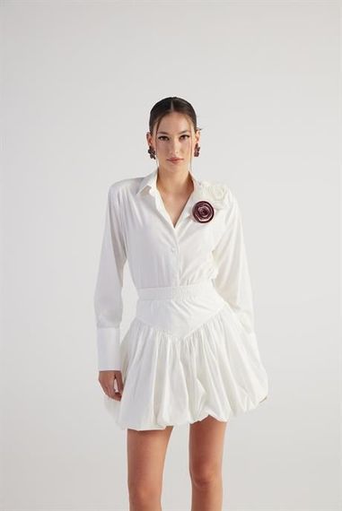 Майка Markano Madison белая с аксессуарами в виде роз и ватками, элегантная и удобная, подходит для любого случая - фото 1