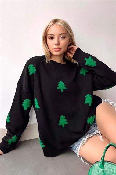 سويت شيرت أسود بياقة دائرية بتصميم عيد الميلاد ونقش شجرة الصنوبر، مقاس قياسي - صورة 1