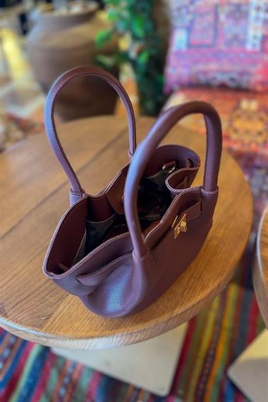 Markano Dare Bordo Mat Oval Gold Toka Detaylı Mini Kadın Çanta - fotoğraf 2