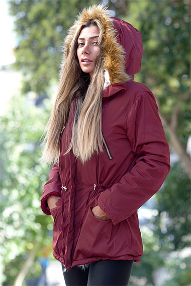Утепленный бордовый водонепроницаемый пуховик с меховым капюшоном, доступен в размерах S, M, L и XL - фото 2