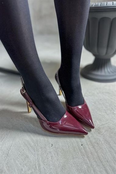 حذاء نسائي بكعب مسطح من الجلد باللون الأحمر الداكن من Lecarte