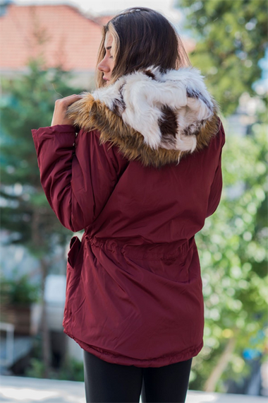 Утепленный бордовый водонепроницаемый пуховик с меховым капюшоном, доступен в размерах S, M, L и XL - фото 4