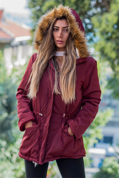 Утепленный бордовый водонепроницаемый пуховик с меховым капюшоном, доступен в размерах S, M, L и XL - фото 3
