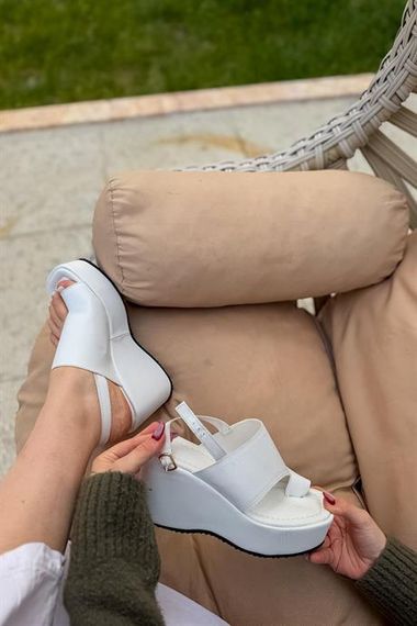 Markano Esar Beyaz Parmak Arası Gold Toka Detaylı Kadın Sandalet - фото 2