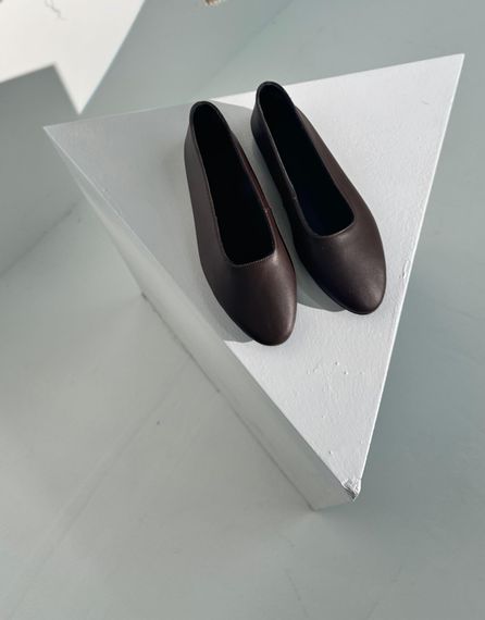 حذاء مسطح نسائي كلاسيكي من الجلد الطبيعي من Masha باللون البني