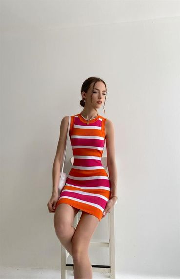 Різнокольорове трикотажне плаття в смужку - помаранчеве - фото 2