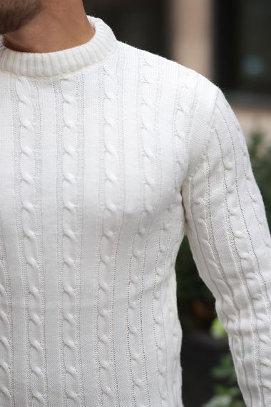 سُترة تريكو للرجال بياقة دائرية بتصميم ضفيرة شعرية - بيج، قطن 100% لمسة ناعمة، مثالية للأيام الباردة، متاحة بألوان متعددة - صورة 2