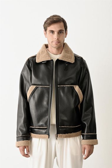 جاكيت جلد رجالي بتفاصيل الفرو عتيق - Beige، يجمع بين الأناقة والدفء بتصميمه الخالد وجودته العالية، متاح بألوان بينج وأحجام متنوعة - صورة 3