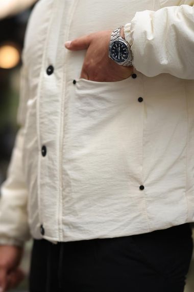 Увеличенный утепленный пуховик с капюшоном и карманами - светло-кремовый - фото 3