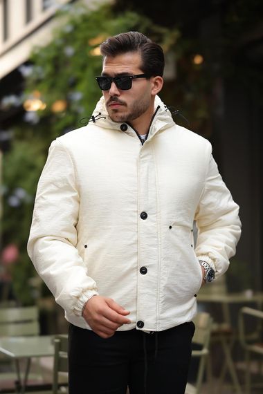 Увеличенный утепленный пуховик с капюшоном и карманами - светло-кремовый - фото 2