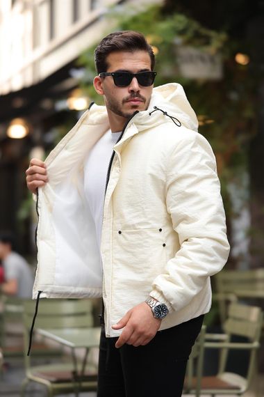 Увеличенный утепленный пуховик с капюшоном и карманами - светло-кремовый - фото 4