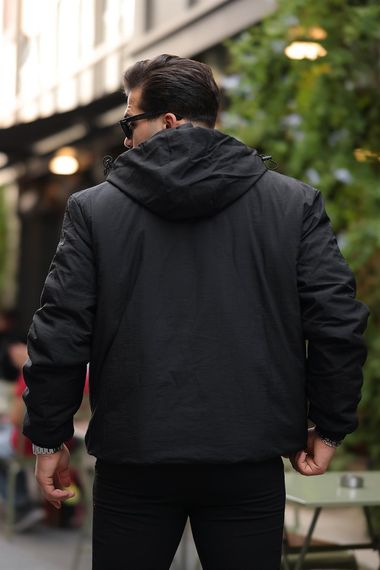 Удобная черная легкая пуховка с капюшоном и карманами в оверсайз-стиле для зимы - фото 4