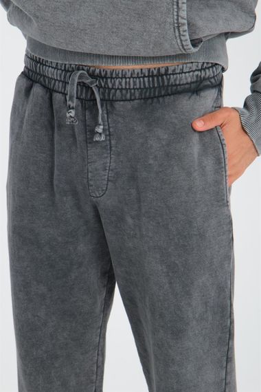 Мужской утепленный спортивный костюм оверсайз с эффектом потертости, антрацитовый, сочетает комфорт и стиль для повседневного использования - фото 3