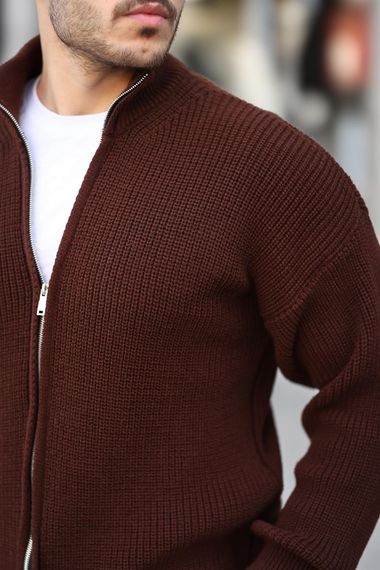 У oversize кардигана с застежкой-молнией для мужчин из селаниковой вязки, коричневого цвета, стиль сочетается с комфортом - фото 2