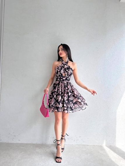 Розовое мини-платье с узором в виде листьев - фото 2