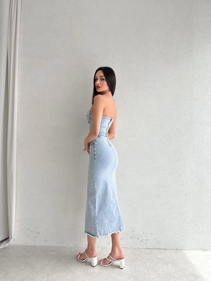 Голубое джинсовое платье миди специального дизайна с глубоким разрезом - фото 5