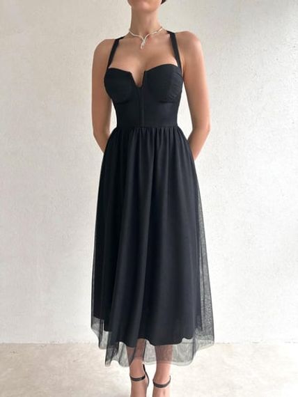 Черное платье миди с перекрестным вырезом и деталями из тюля - фото 3