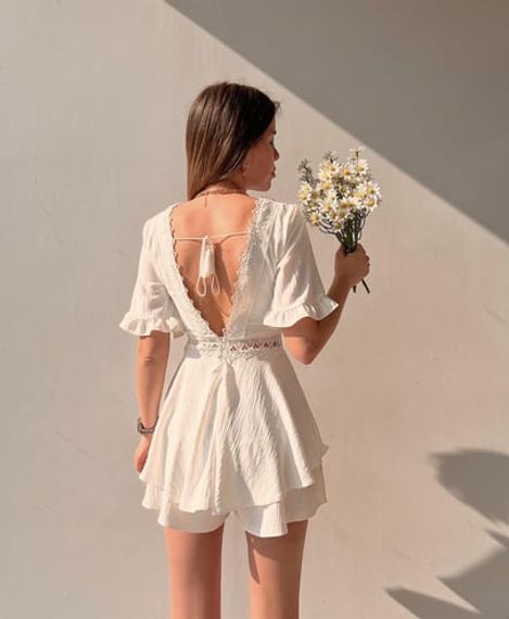Белое комбинезонное платье с открытой спиной и вышивкой - фото 3