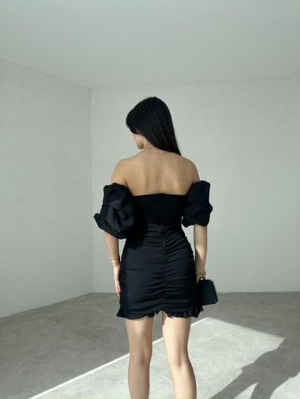 Черное платье без бретелек с драпировкой и низкими рукавами - фото 3