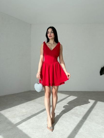 Красное платье с корсетом и лентами на плечах - фото 2