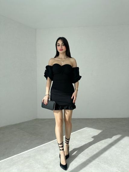 Черное платье без бретелек с драпировкой и низкими рукавами - фото 2