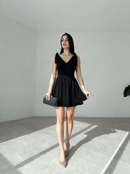Черное платье с корсетом и лентой на плечах - фото 2
