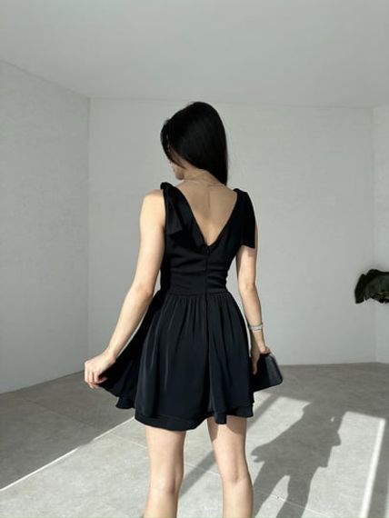 Черное платье с корсетом и лентой на плечах - фото 3
