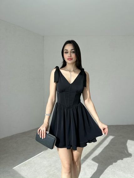 Черное платье с корсетом и лентой на плечах - фото 1