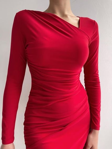 Красное платье с драпированным асимметричным воротником - фото 3