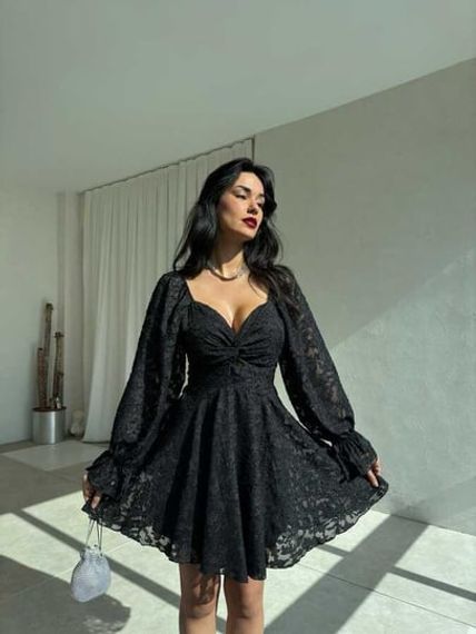 Черное кружевное платье с деталью на груди - фото 1