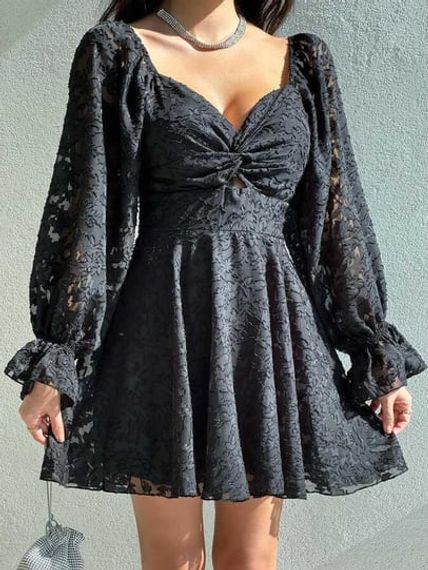 Черное кружевное платье с деталью на груди - фото 2