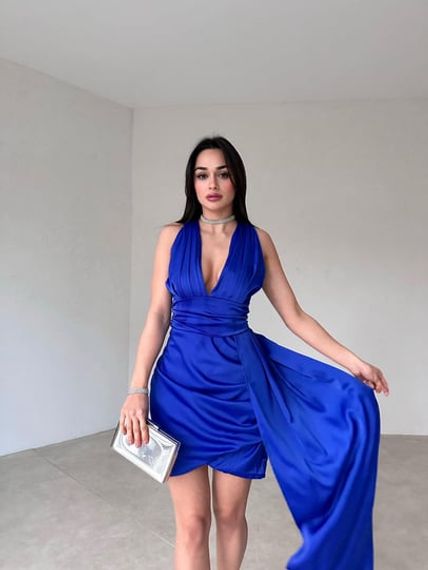 Атласное синее платье с подвеской - фото 3