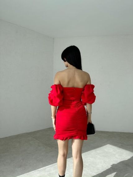 Красное платье без бретелек с драпировкой и низкими рукавами - фото 3