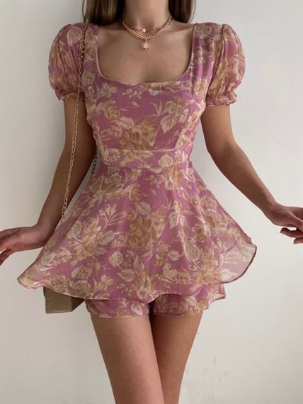 Пудровое платье с короткой юбкой и завязкой на спине - фото 1