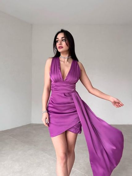 Атласное фиолетовое платье с подвеской - фото 1