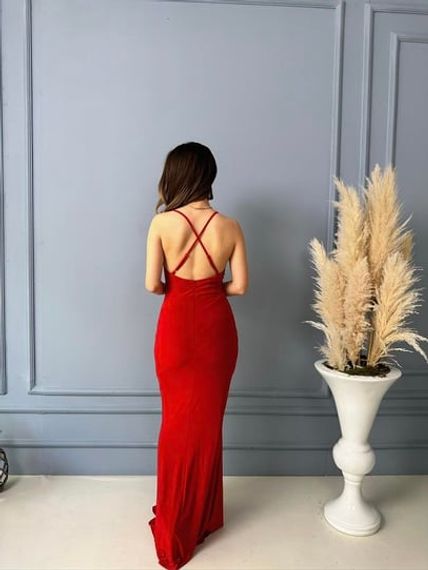 Красное платье макси-длины с деталью «рыбка» на спине - фото 3