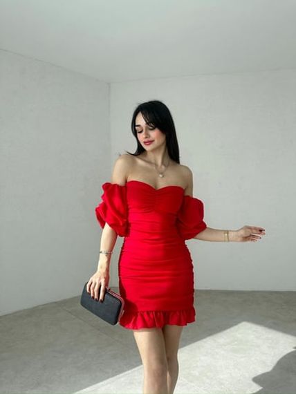 Красное платье без бретелек с драпировкой и низкими рукавами - фото 1