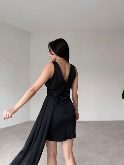 Атласное черное платье с подвеской - фото 3