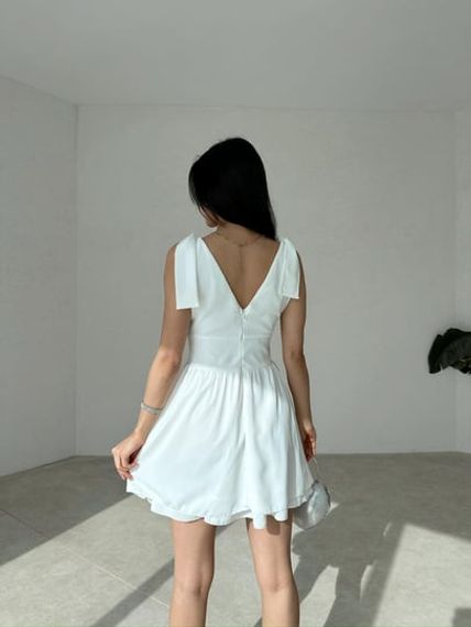 Белое платье с корсетом и лентами на плечах - фото 3