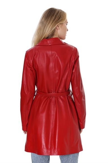 معطف كلاسيكي من الجلد الطبيعي للنساء باللون الأحمر B-590-19955 FA4 - صورة 3