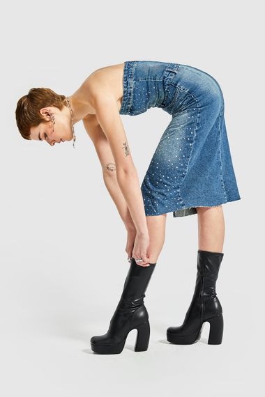 Жіноча джинсова сукня без бретелей з блискучим камінням кольору лайкра - фото 4