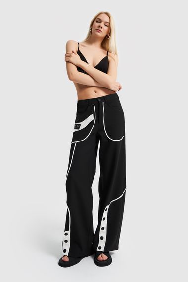 Жіночі вільні штани з деталізованим дизайном у чорно-білому кольорі - фото 2