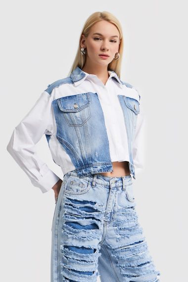 Женская джинсовая рубашка белого цвета из двух частей с дизайном - фото 5